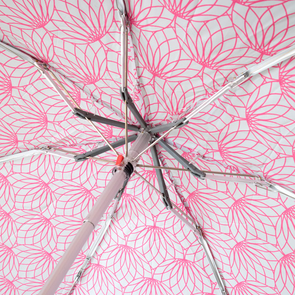 風を受けても柔軟にしなり、折れにくい構造になっています。 風を受けても柔軟にしなり、折れにくい構造になっています。