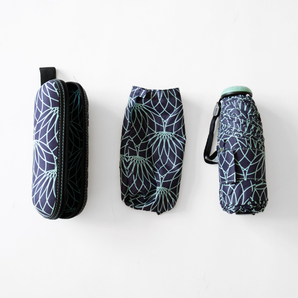 通常のソフトカバーの他に、軽い防水性のある外ケースも付いています。 通常のソフトカバーの他に、軽い防水性のある外ケースも付いています。