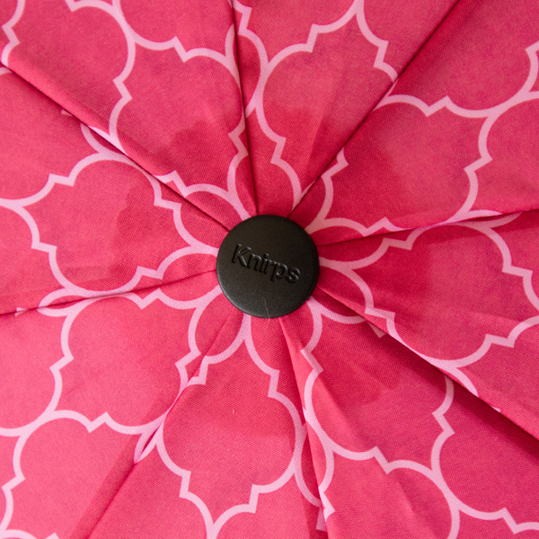 赤地にピンクのラインが入っています。 赤地にピンクのラインが入っています。