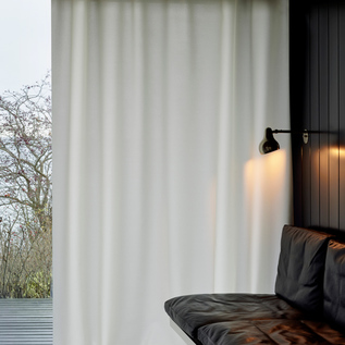 Kvadrat (クヴァドラ)のレディメイドカーテンは、設置場所も窓の大き