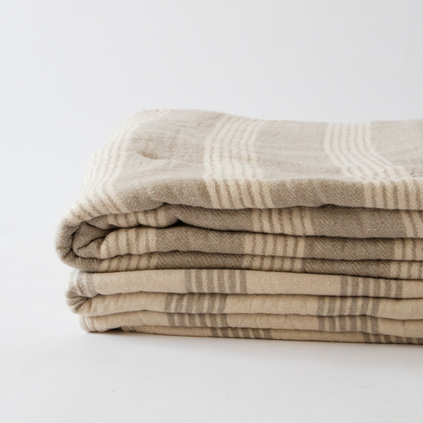 低速のTOYODA織機で時間をかけ、糸に負担がないよう織りあげています 低速のTOYODA織機で時間をかけ、糸に負担がないよう織りあげています