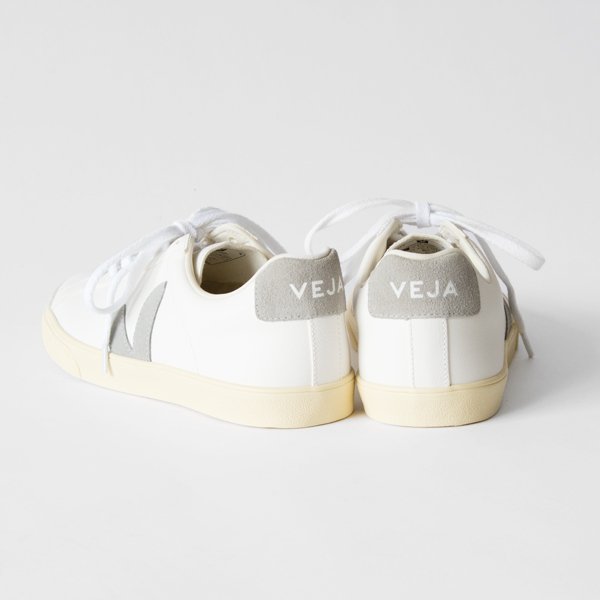 ロゴとかかと部分はグレー ロゴとかかと部分はグレー