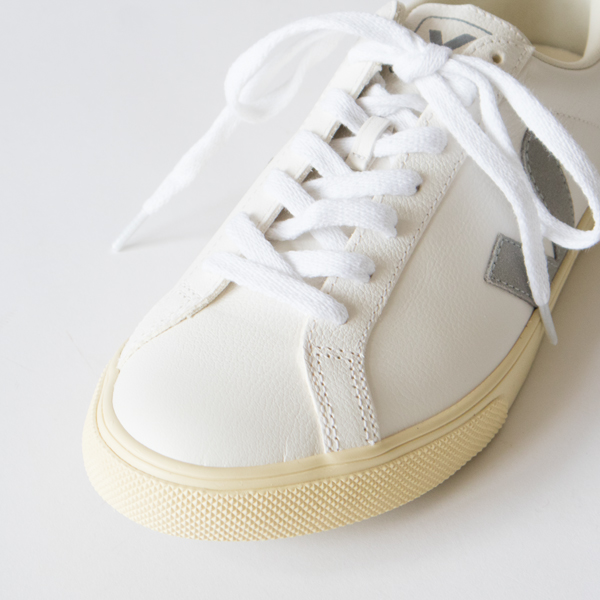 アッパーにはクロムフリーレザーを使用 アッパーにはクロムフリーレザーを使用