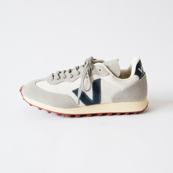 どんなスタイルにも合わせやすい、グレー×ネイビーの組み合わせ