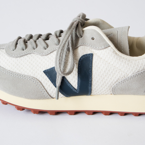 ミッドソールにはサトウキビを使用。