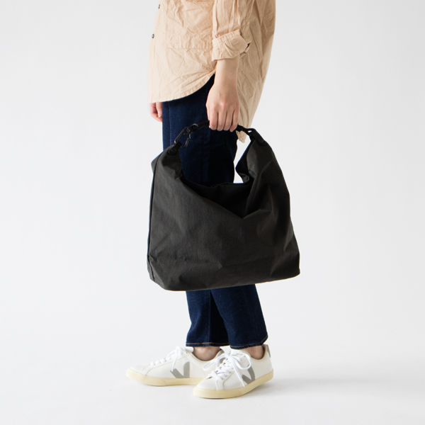 作り手の思いが細部にまで詰まった丁寧なバッグです(CHARCOAL GRAY)