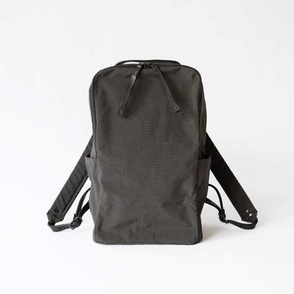 強撥水シュリンクナイロン キューブ リュック QYUBULIC2 S(CHARCOAL GRAY)