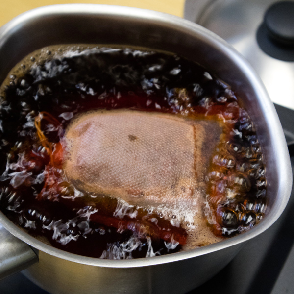 鍋を使って染料を煮出します