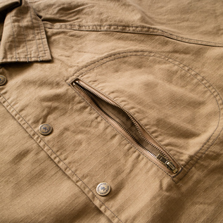 ファスナー付きの便利なチェストポケット(WOLF BROWN-M) ファスナー付きの便利なチェストポケット(WOLF BROWN-M)