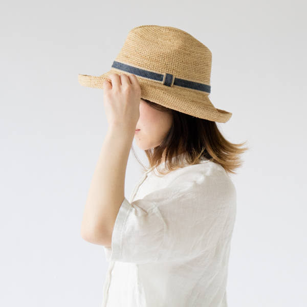 つばの縁をくるんとカールさせることにより、女性でも被りやすいデザインに つばの縁をくるんとカールさせることにより、女性でも被りやすいデザインに