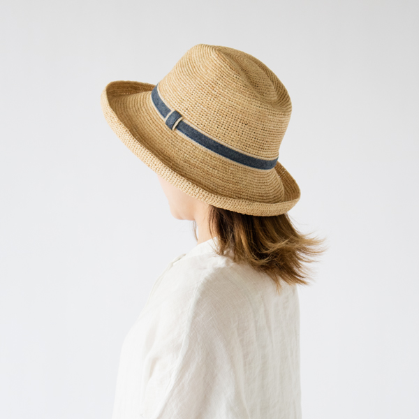 ラフィアでざっくりと編むことでカジュアルダウンしています ラフィアでざっくりと編むことでカジュアルダウンしています