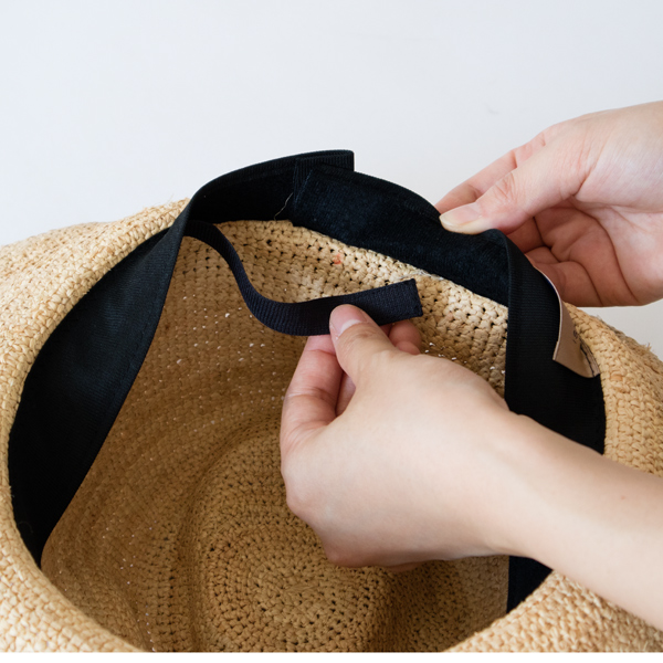 サイズ調整のためのテープが内側についています サイズ調整のためのテープが内側についています