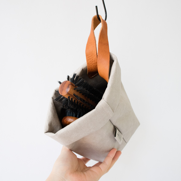 ブラシやシャンプーのストックなどをすっきり収納できます