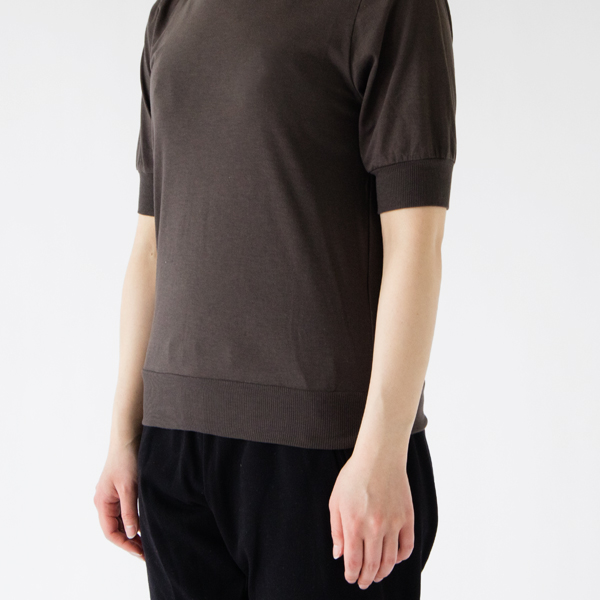 上品に見えるのでお仕事用のトップスにもおすすめ（CHARCOAL GREY）