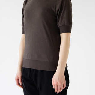 上品に見えるのでお仕事用のトップスにもおすすめ(CHARCOAL GREY) 上品に見えるのでお仕事用のトップスにもおすすめ(CHARCOAL GREY)