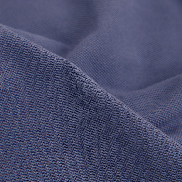 さらりとした肌触りで、湿気の気になる夏でも着やすい素材