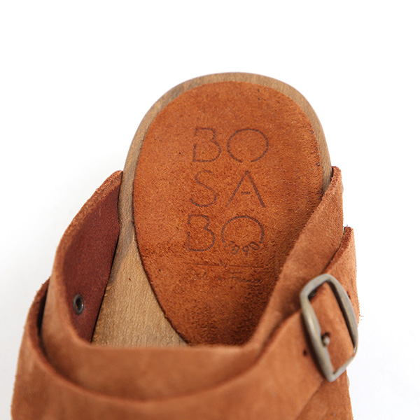 かかと部分に牛皮があり滑りにくくなっています