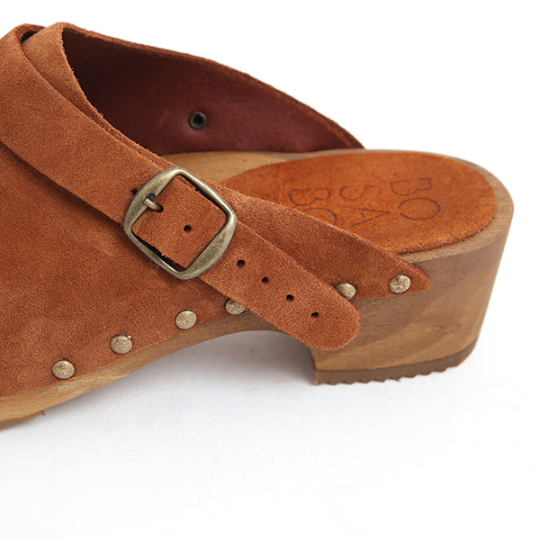 ベルトとスタッズがアクセントに