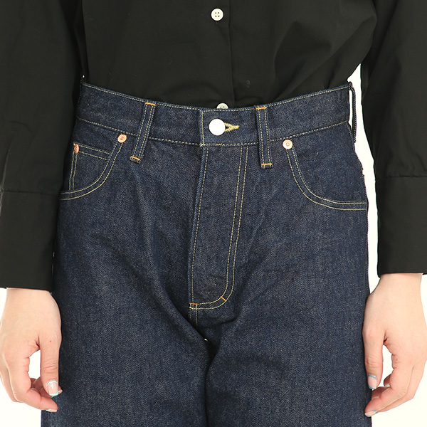 内股のラインで少しテーパードの効いたストレートシルエット（INDIGO SIZE 27）