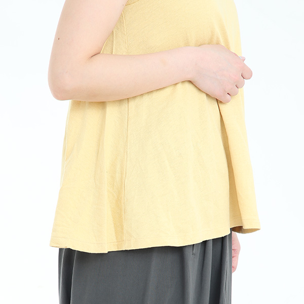 裾に向かって落ち感のあるふんわりシルエット（SUNSHINE YELLOW）