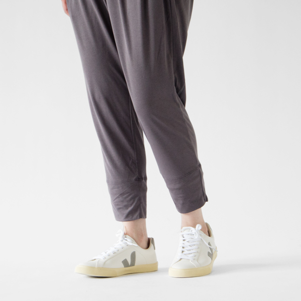 裾の内側はインナーカフ仕様なので、たくし上げた時もずり落ちにくいのです 裾の内側はインナーカフ仕様なので、たくし上げた時もずり落ちにくいのです