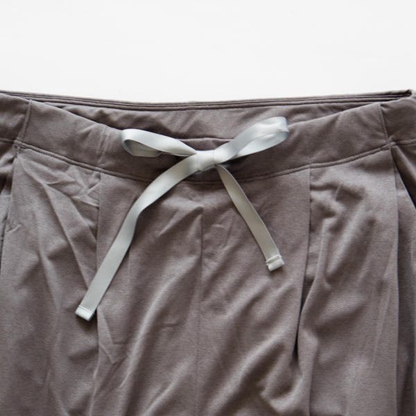 ウエストは光沢感のある可愛らしいリボンで調節可能 ウエストは光沢感のある可愛らしいリボンで調節可能