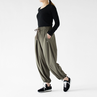 YOGI ワイドパンツ DARK OLIVE／DANSKIN(ダンスキン)｜愛着を