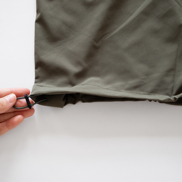 裾はコードで絞ることができます 裾はコードで絞ることができます