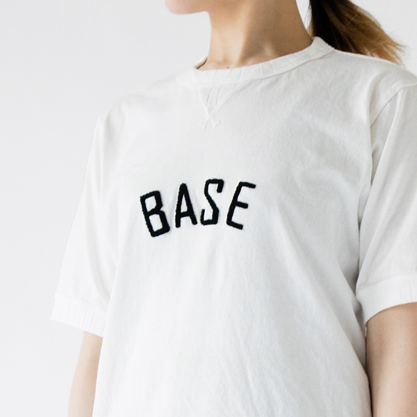 黒い刺繍でBASEと入っています。