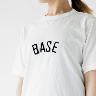 黒い刺繍でBASEと入っています。 黒い刺繍でBASEと入っています。