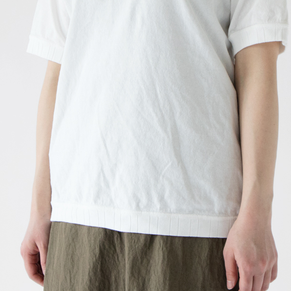 襟、袖、裾にリブの入った半袖スウエットのようなTシャツ