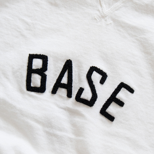 文字はサガラ刺繍で表現されており、モコモコと凹凸感のある、どこか懐かしく味わいのある雰囲気が魅力です。 文字はサガラ刺繍で表現されており、モコモコと凹凸感のある、どこか懐かしく味わいのある雰囲気が魅力です。