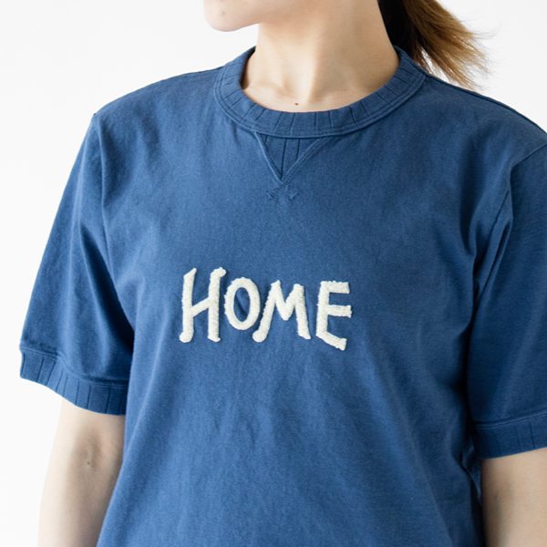白い刺繍でHOMEと描かれています。