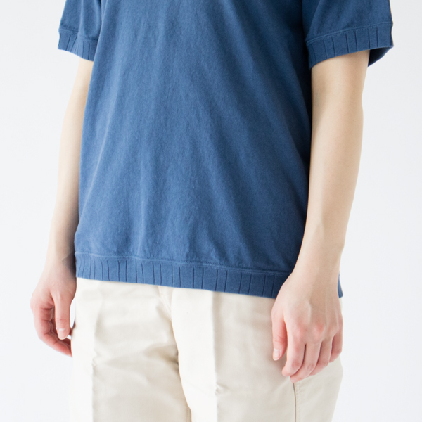 襟、袖、裾にリブの入った半袖スウエットのようなTシャツ