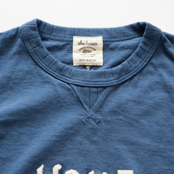 首元には、1940年代のスポーツウエアによく見られたはめ込み型V字ガセットを採用しています。