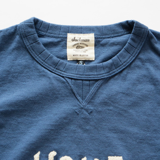 首元には、1940年代のスポーツウエアによく見られたはめ込み型V字ガセットを採用しています。 首元には、1940年代のスポーツウエアによく見られたはめ込み型V字ガセットを採用しています。