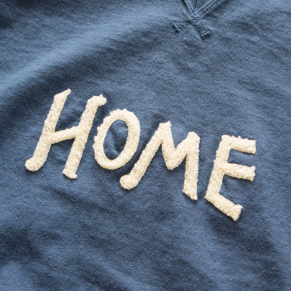 文字はサガラ刺繍で表現されており、モコモコと凹凸感のある、どこか懐かしく味わいのある雰囲気が魅力です。