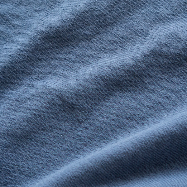 夏の暑い日にもさらっとした、ドライタッチな生地。