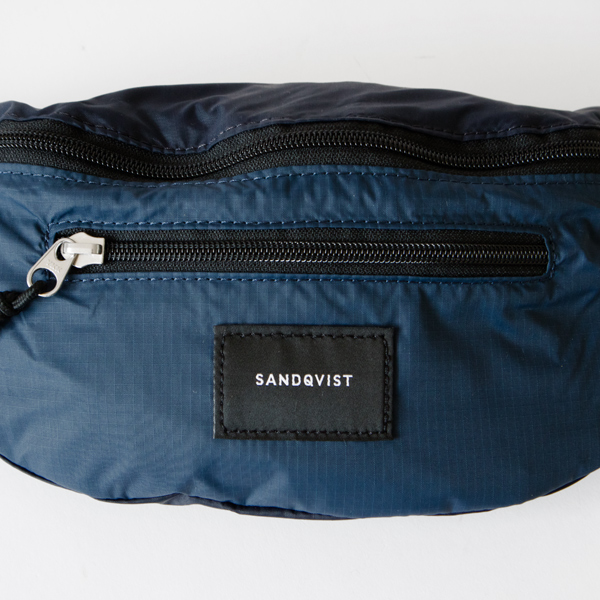 すぐに取り出したいものはフロントポケットへ すぐに取り出したいものはフロントポケットへ