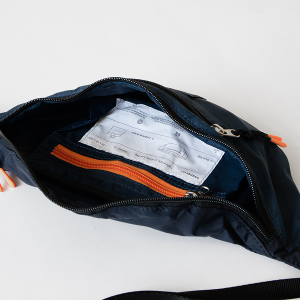 折りたたんで内側のジッパーポケットに収納できるパッカブル仕様 折りたたんで内側のジッパーポケットに収納できるパッカブル仕様