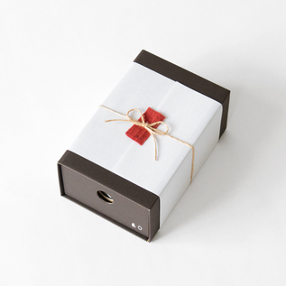 ギフトにぴったりな箱(入荷時期によって仕様が異なる場合がございます) ギフトにぴったりな箱(入荷時期によって仕様が異なる場合がございます)