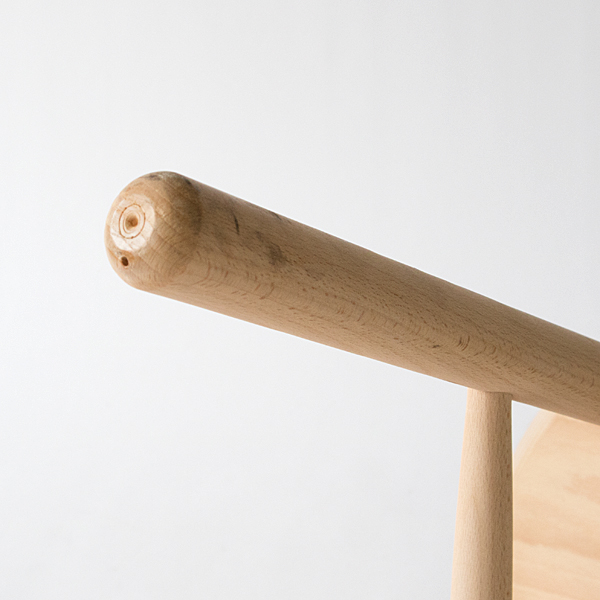 床が傷つきにくいように丸みを帯びた脚