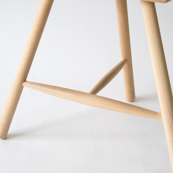 元のスツールにはなかった「貫」を採用