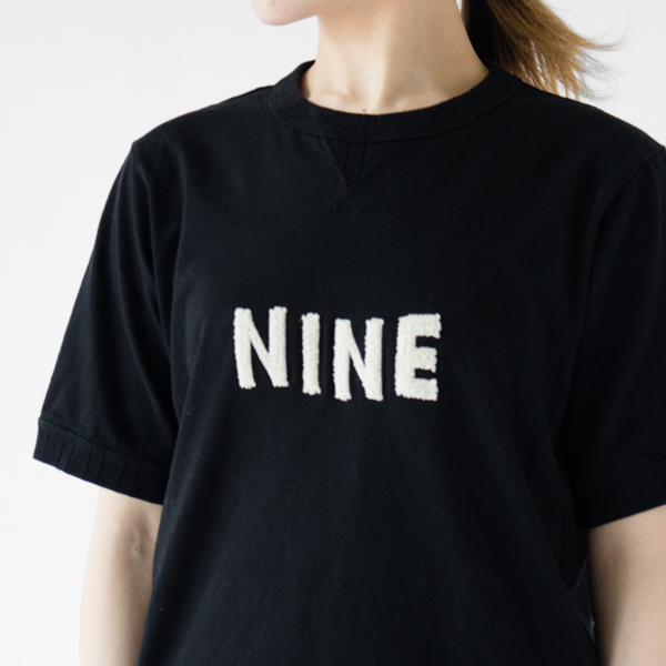 NINEの文字が白い刺繍で入っています。