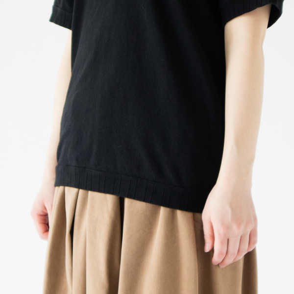 襟、袖、裾にリブの入った半袖スウエットのようなTシャツです。