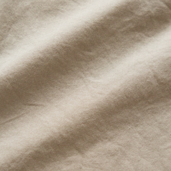 洗いざらしたような風合いのマットな素材感 洗いざらしたような風合いのマットな素材感