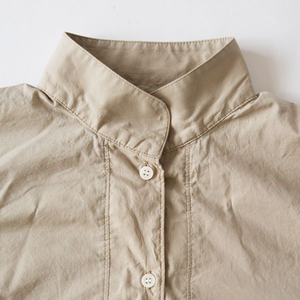 首に沿って立った丸みある襟 首に沿って立った丸みある襟