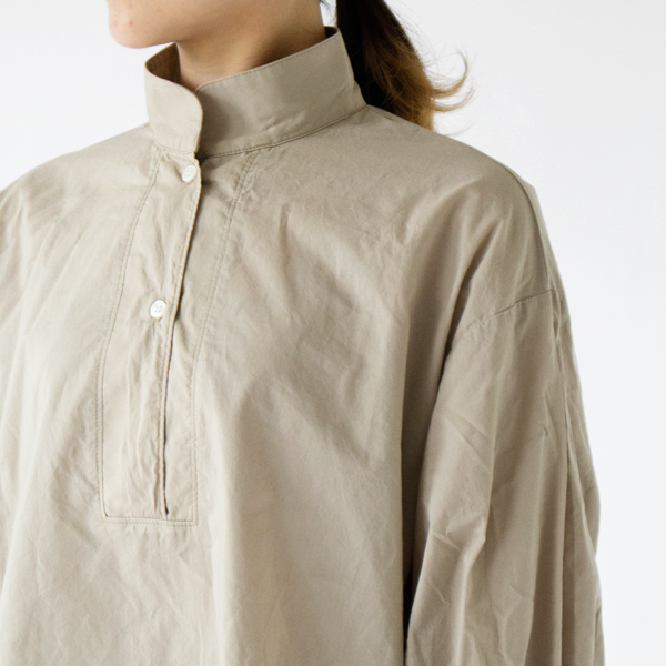 首に沿って立った丸みある襟 首に沿って立った丸みある襟