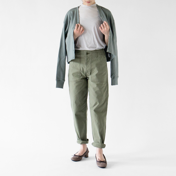 きれいめなカーディガンも合います(モデル身長:162cm 、OLIVE) きれいめなカーディガンも合います(モデル身長:162cm 、OLIVE)