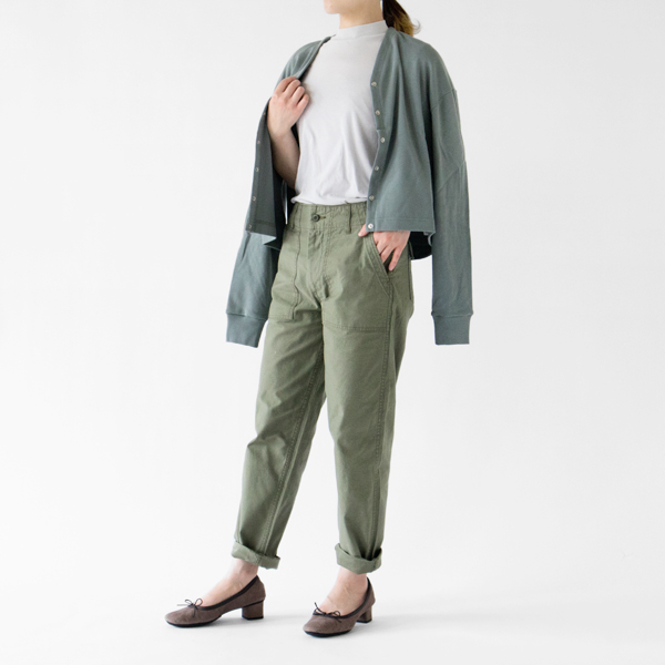 きれいめなカーディガンも合います(モデル身長:162cm 、OLIVE) きれいめなカーディガンも合います(モデル身長:162cm 、OLIVE)